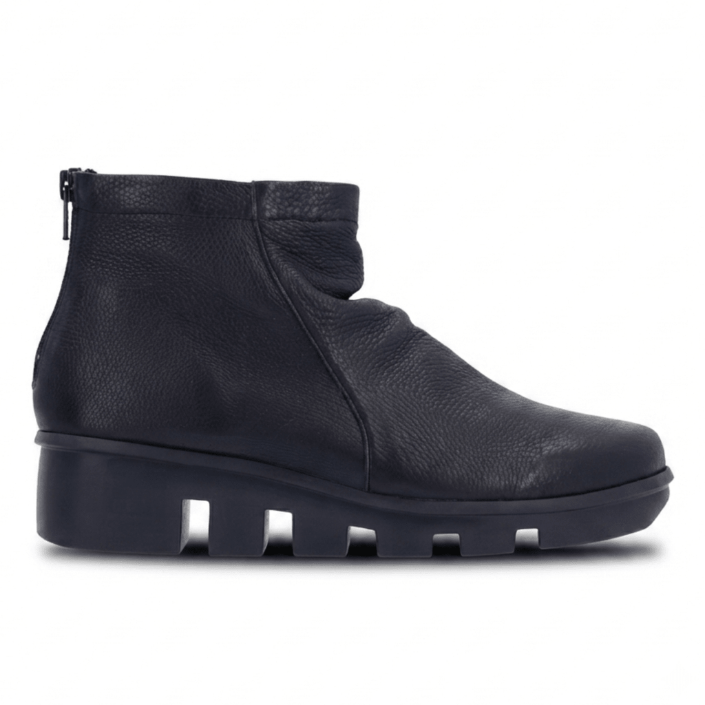 L'Amour Des Pieds Women's Hadirat Black Lamba